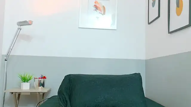 cutepetitee online show from October 11, 8:00 pm