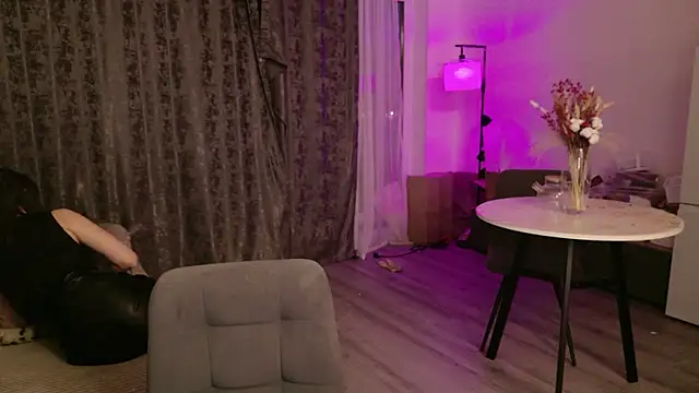 LucyRose3 online show from April 5, 5:45 pm