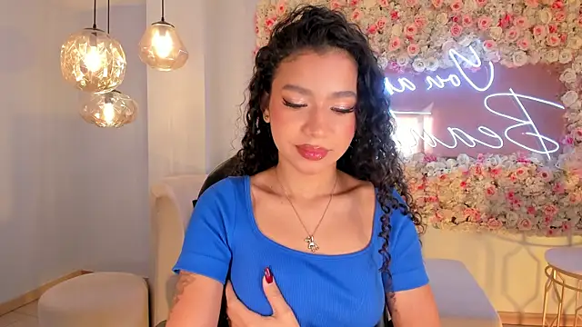 Snapshot of SophieHouston_ chatting on October 2, 4:06 am SophieHouston  online show from October 2, 4:06 am
