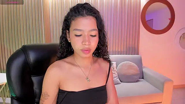 Snapshot of SophieHouston_ chatting on October 10, 5:34 am SophieHouston  online show from October 10, 5:34 am