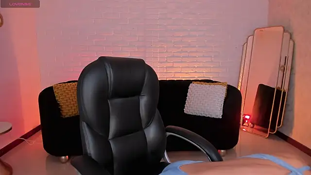Snapshot of SophieHouston_ chatting on October 20, 6:05 am SophieHouston  online show from October 20, 6:05 am