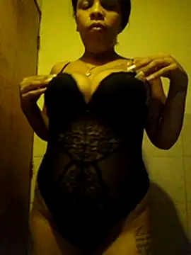 Snapshot of Esperanza_13 chatting on May 5, 11:19 pm Esperanza 13 online show from May 5, 11:19 pm