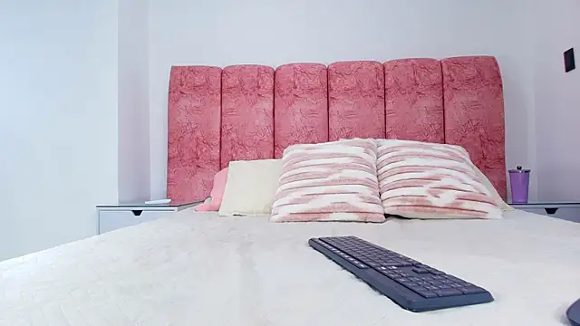 emmacurvy online show from December 3, 3:09 am