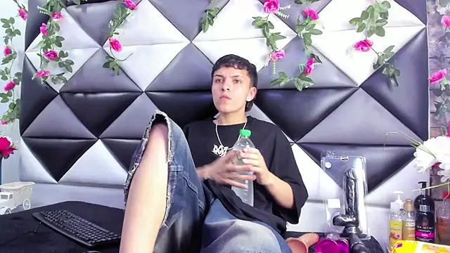 Megan Thompson  online show from November 19, 2:11 am