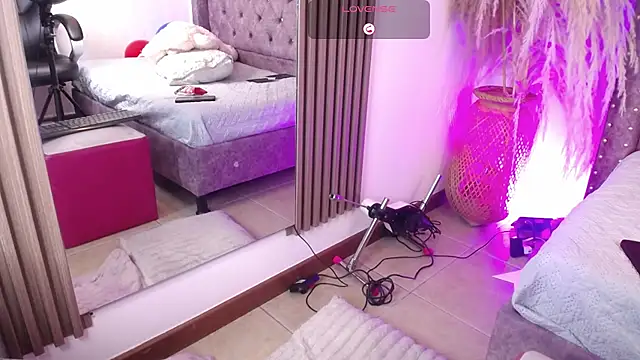 Amara Davis online show from February 2, 4:33 am