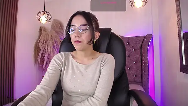 Amara Davis online show from February 3, 4:43 am