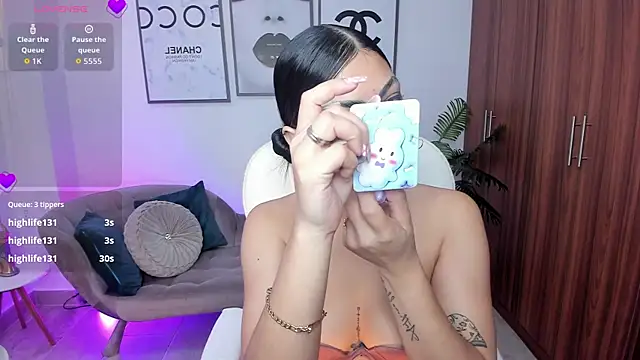 dafne hills online show from December 5, 7:59 pm