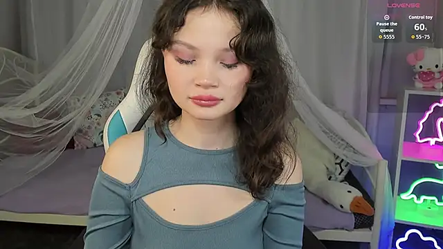 EmilyChaves online show from November 24, 5:04 pm