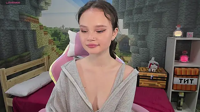 Snapshot of EmilyChaves chatting on October 18, 3:59 pm EmilyChaves online show from October 18, 3:59 pm