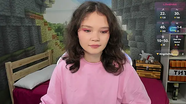 Snapshot of EmilyChaves chatting on September 28, 5:07 pm EmilyChaves online show from September 28, 5:07 pm