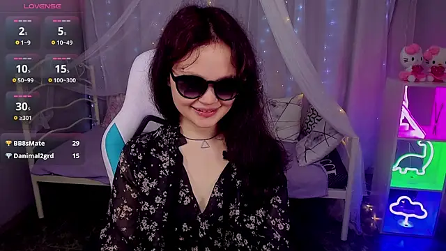EmilyChaves online show from April 27, 7:49 am