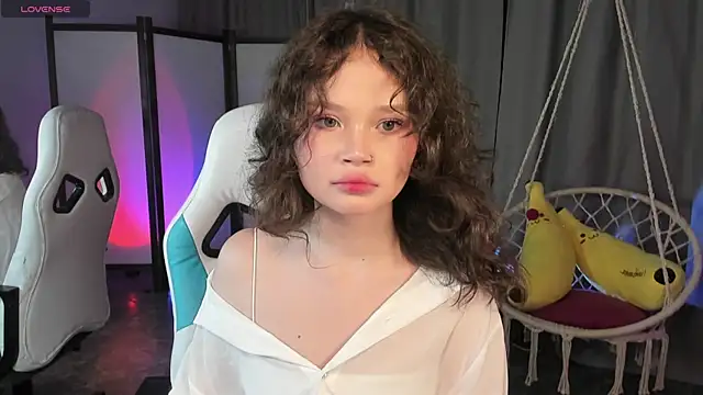 Snapshot of EmilyChaves chatting on October 10, 2:33 pm EmilyChaves online show from October 10, 2:33 pm