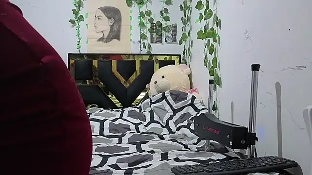 lucywhite13 online show from March 17, 4:16 am