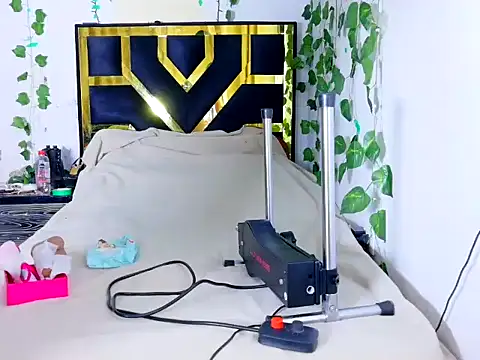 lucywhite13 online show from October 19, 5:42 am