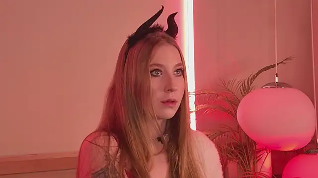 Snapshot of MiaEuphoria_ chatting on October 22, 4:50 am MiaEuphoria  online show from October 22, 4:50 am