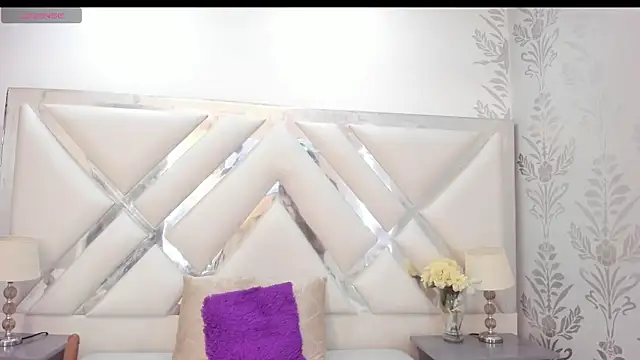 selenareyes online show from September 19, 8:19 pm