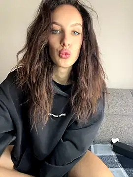 goodgirldevil online show from November 10, 12:00 pm