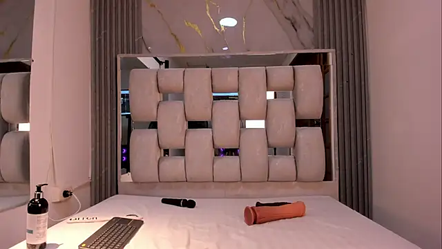 Wonderkloe  online show from April 30, 8:25 pm