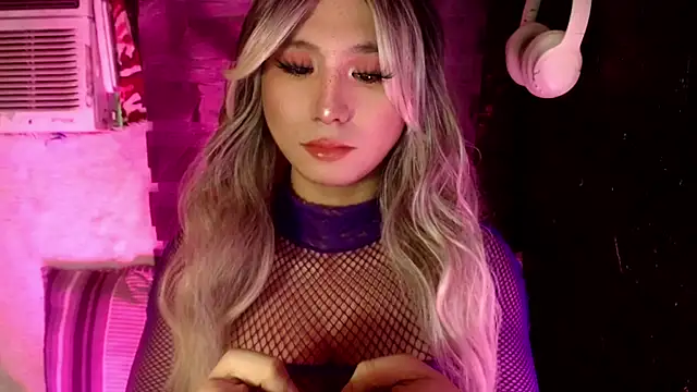 UrhotlucyTS online show from November 27, 6:49 am