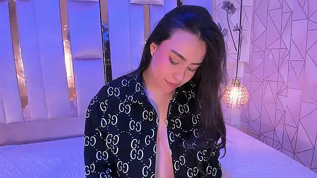 HannaCollins  online show from December 16, 1:28 pm