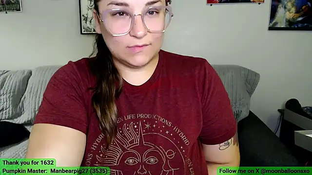 Snapshot of MoonBalloons chatting on October 12, 2:25 am MoonBalloons online show from October 12, 2:25 am