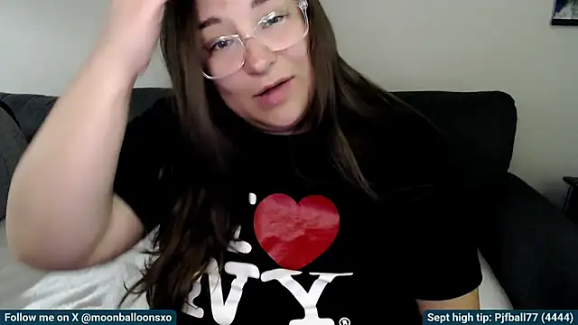 Snapshot of MoonBalloons chatting on September 28, 5:47 am MoonBalloons online show from September 28, 5:47 am