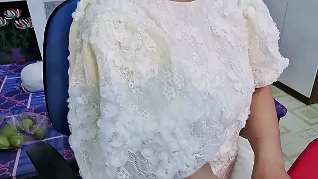 Snapshot of MichiLovely chatting on October 29, 2:27 am MichiLovely online show from October 29, 2:27 am