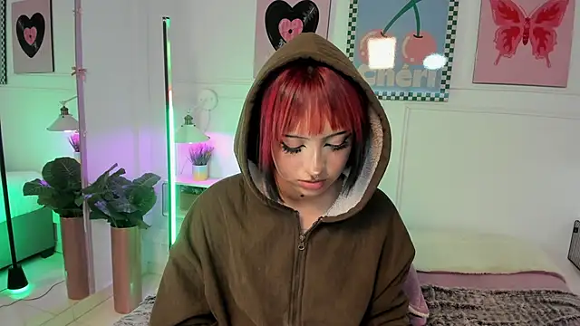 Zoe Lynch  online show from March 7, 12:12 pm