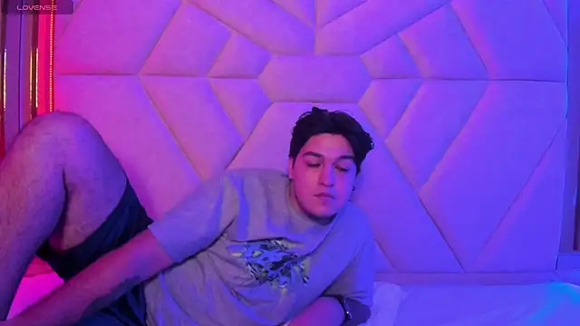 EmilyANDrew  online show from November 10, 4:51 am