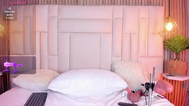 LovelyEyesx online show from April 7, 5:15 pm