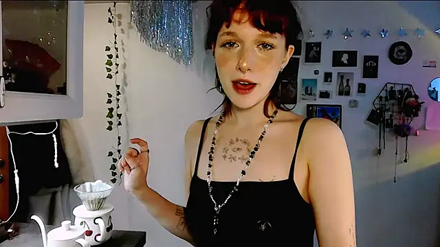 LeelooYolo online show from April 17, 3:47 pm