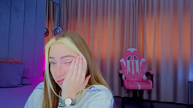 Reina Cummings online show from November 6, 7:14 am