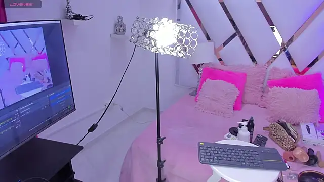 Snapshot of megann__up chatting on October 4, 3:23 am megann  up online show from October 4, 3:23 am