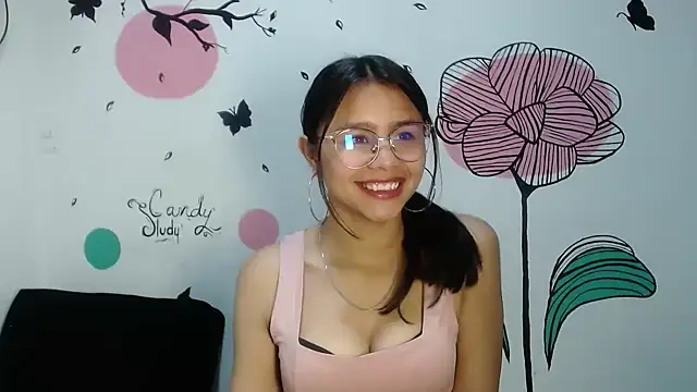Snapshot of SofieLove_01 chatting on October 15, 9:12 am SofieLove 01 online show from October 15, 9:12 am