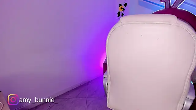 Amy Bunnie 18 online show from September 25, 4:00 am