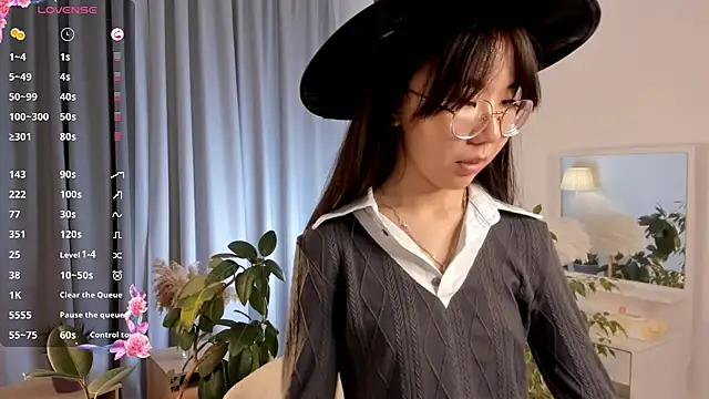 UdelaDodson online show from September 29, 4:01 pm