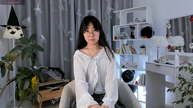 UdelaDodson online show from November 3, 1:20 am