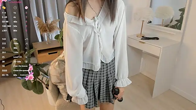 UdelaDodson online show from September 12, 4:14 pm