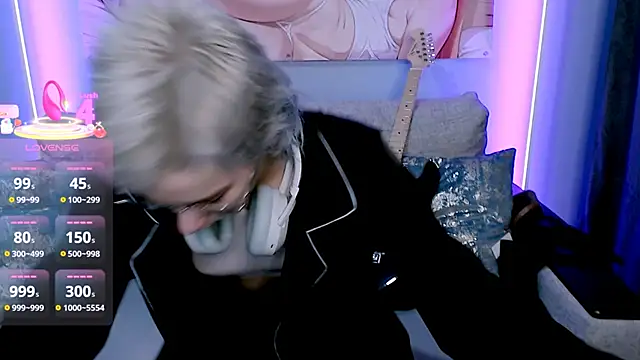 Snapshot of SophieAsh chatting on October 31, 7:01 am SophieAsh online show from October 31, 7:01 am