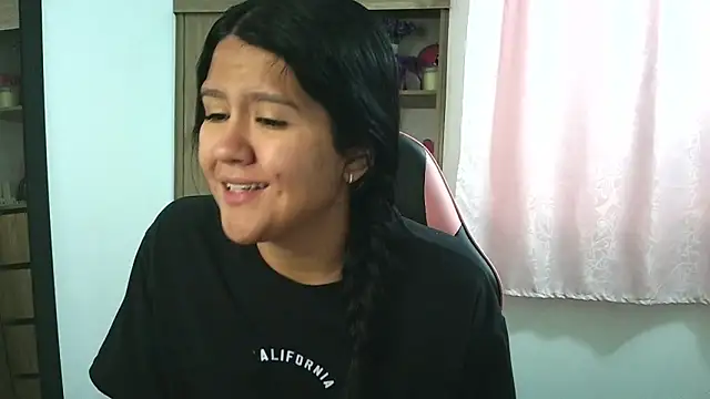 Oliviawatson1 online show from November 13, 2:05 pm