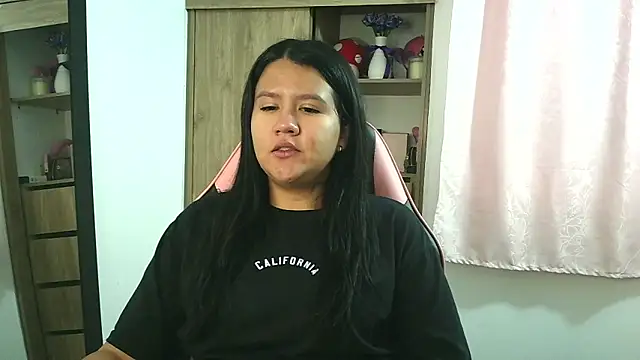 Oliviawatson1 online show from November 20, 1:01 pm