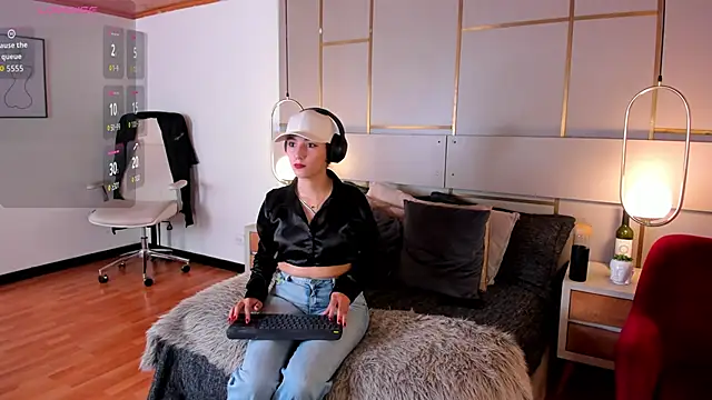 Lina Montclair online show from February 5, 7:06 pm