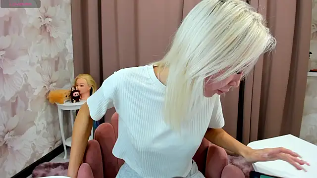 cute luucy online show from October 14, 3:42 am