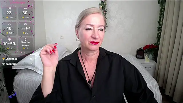 hunters woman online show from July 6, 3:03 pm