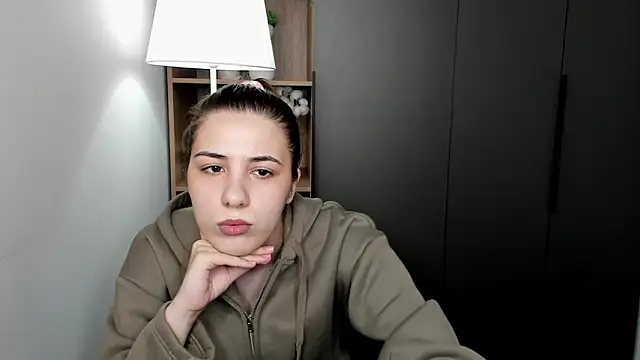 QueenieGitt online show from March 14, 5:30 am