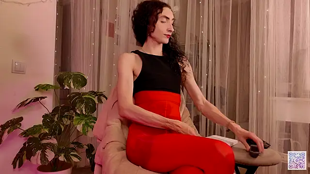 Snapshot of Queen_of_tease chatting on October 27, 5:52 pm Queen of tease online show from October 27, 5:52 pm