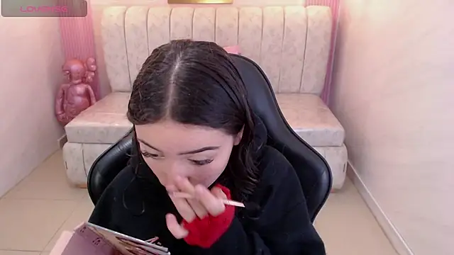 venuss09 s online show from March 18, 1:05 pm