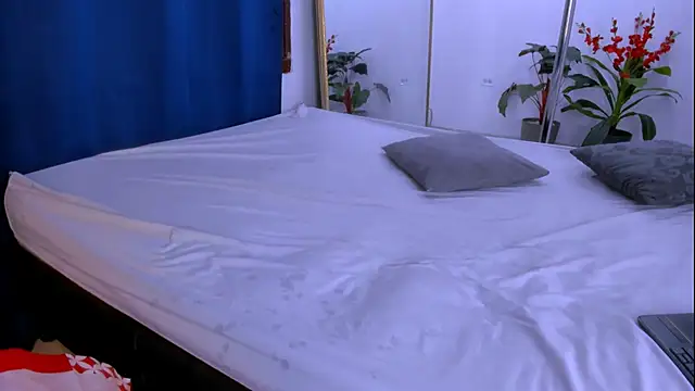 nahomy ryans online show from December 15, 4:12 pm