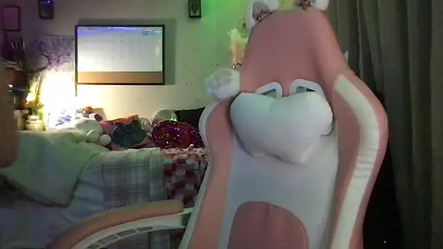 nekowaifuuu online show from December 3, 11:40 pm