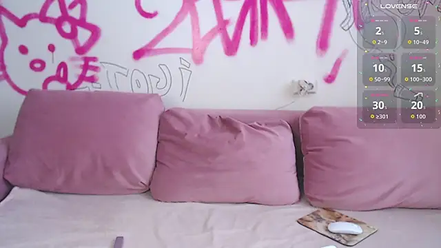 Holypinkie online show from March 11, 7:12 am